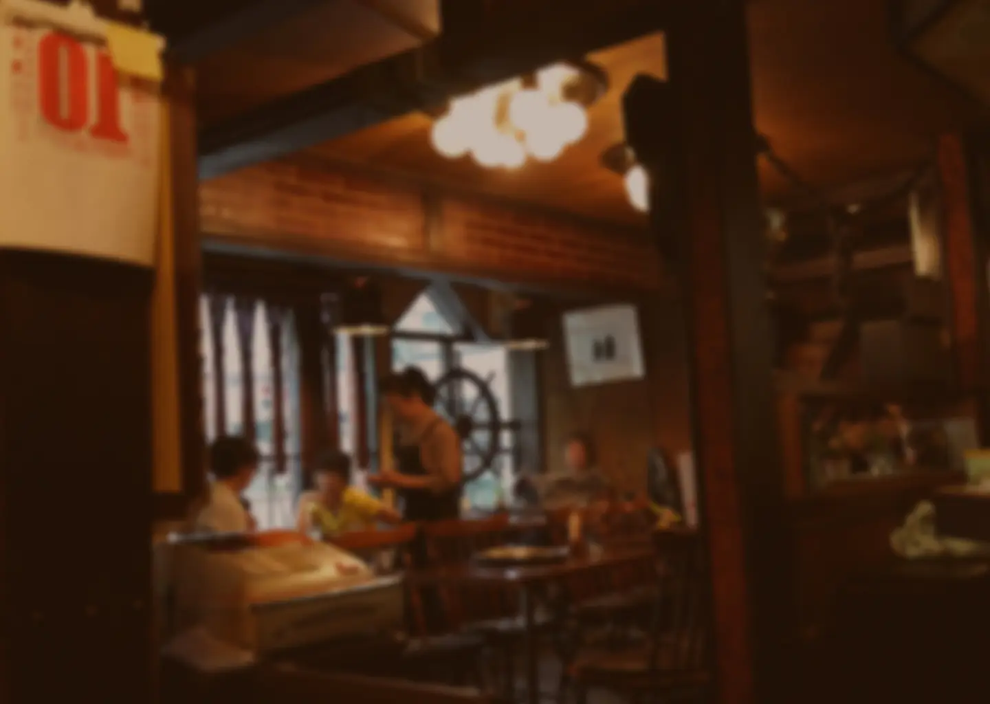 落ち着いた雰囲気のカフェの店内